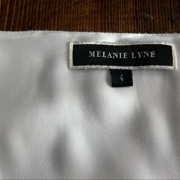 V-Neck off-white Sleeveless Top - Picture 3 of 5